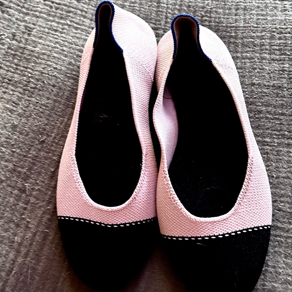 Stylish cream/black Rothy’s cap toe ballet Flats. Never worn outside. Size 9